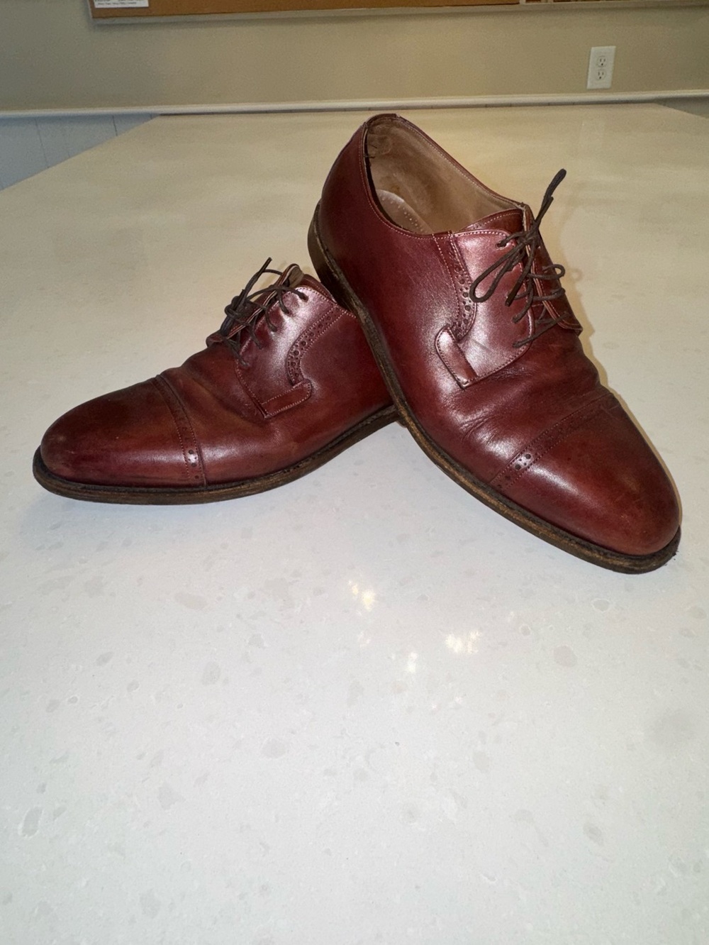 Johnston & Murphy Classic Men's Leather Cap-Toe Oxfords in Burgundy, Size 10.5